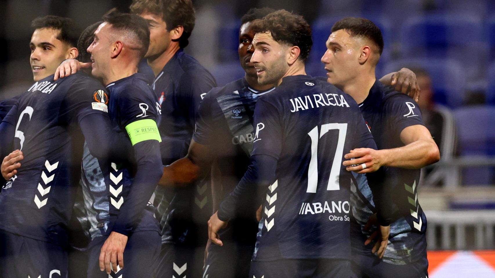 Jugadores del Celta celebrando durante el partido contra el Lyon.