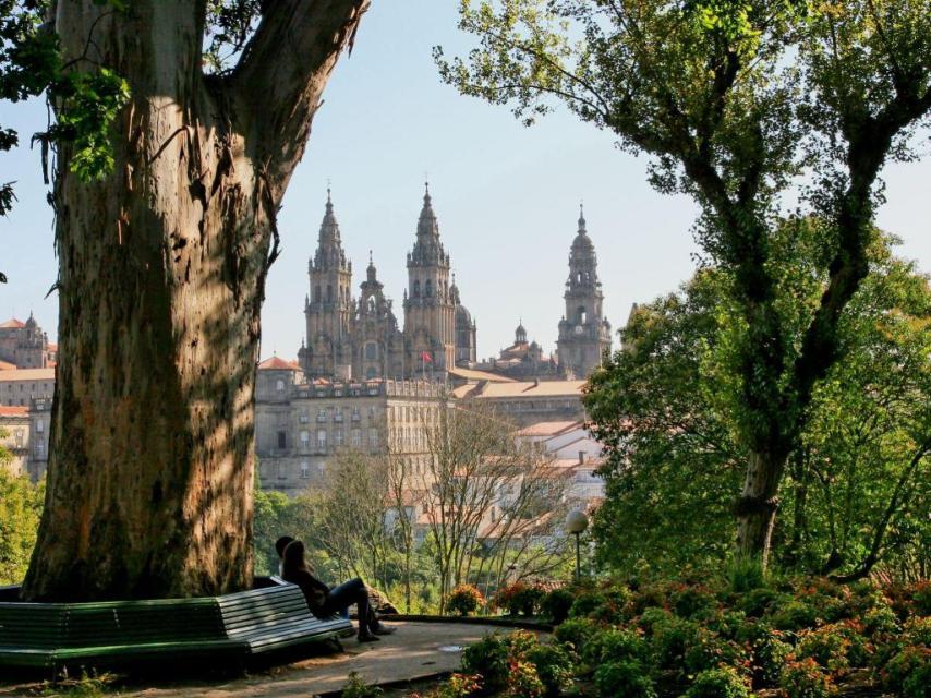 Vistas de la Catedral desde el parque de la Alameda, en Santiago de Compostela.