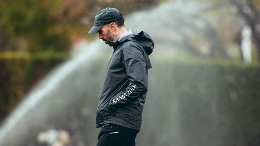 El entrenador del Elche, Eder Sarabia, pensativo durante un entrenamiento.