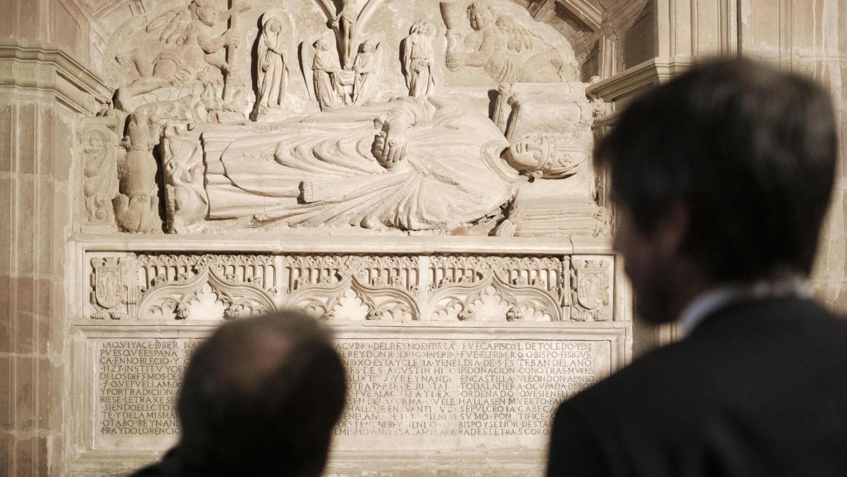 El ministro de Cultura, Ernest Urtasun (d), visita Sigüenza en el marco de la entrega de los bienes artísticos incautados en Yebes y Pareja, municipios de la provincia de Guadalajara, por la dictadura franquista , este jueves. EFE/ Nacho Izquierdo