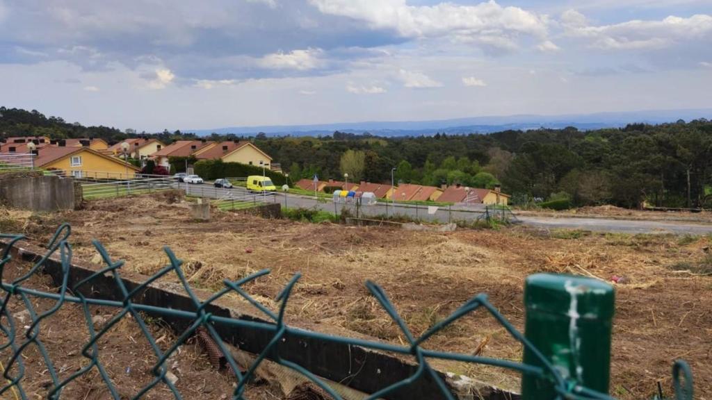 Zona desbrozada de la segunda fase junto a los chalés originales de Montegolf.