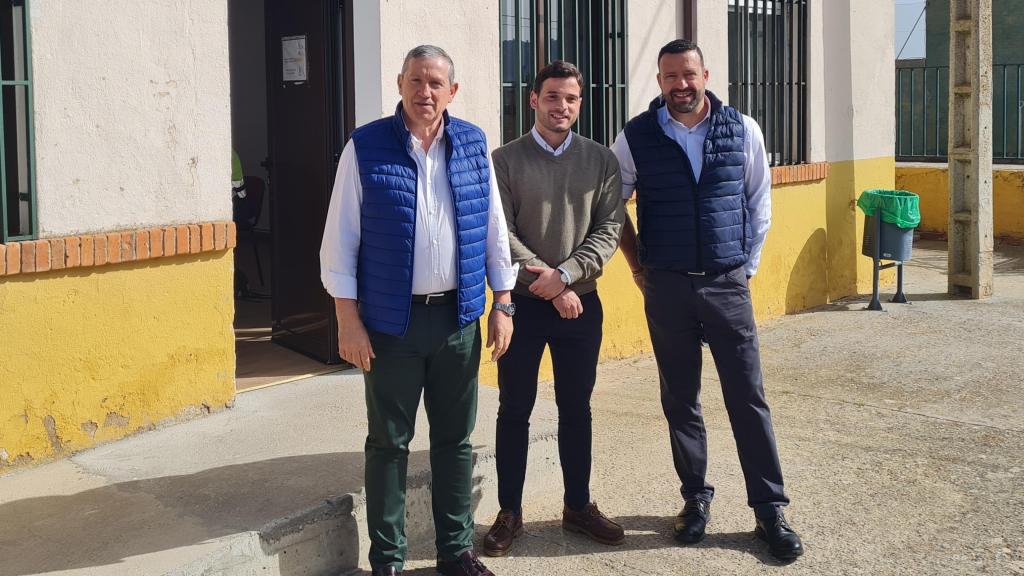 El presidente de la Diputación, Javier Faúndez, y el diputado de Obras, Manuel Martín con el diputado y alcalde de Villalazán, Juan del Canto Sevillano.