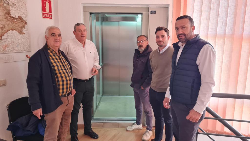 El presidente de la Diputación, Javier Faúndez, y el diputado de Obras, Manuel Martín con los alcaldes de Villalazán y Entrala, Juan del Canto y Francisco Santamaría.