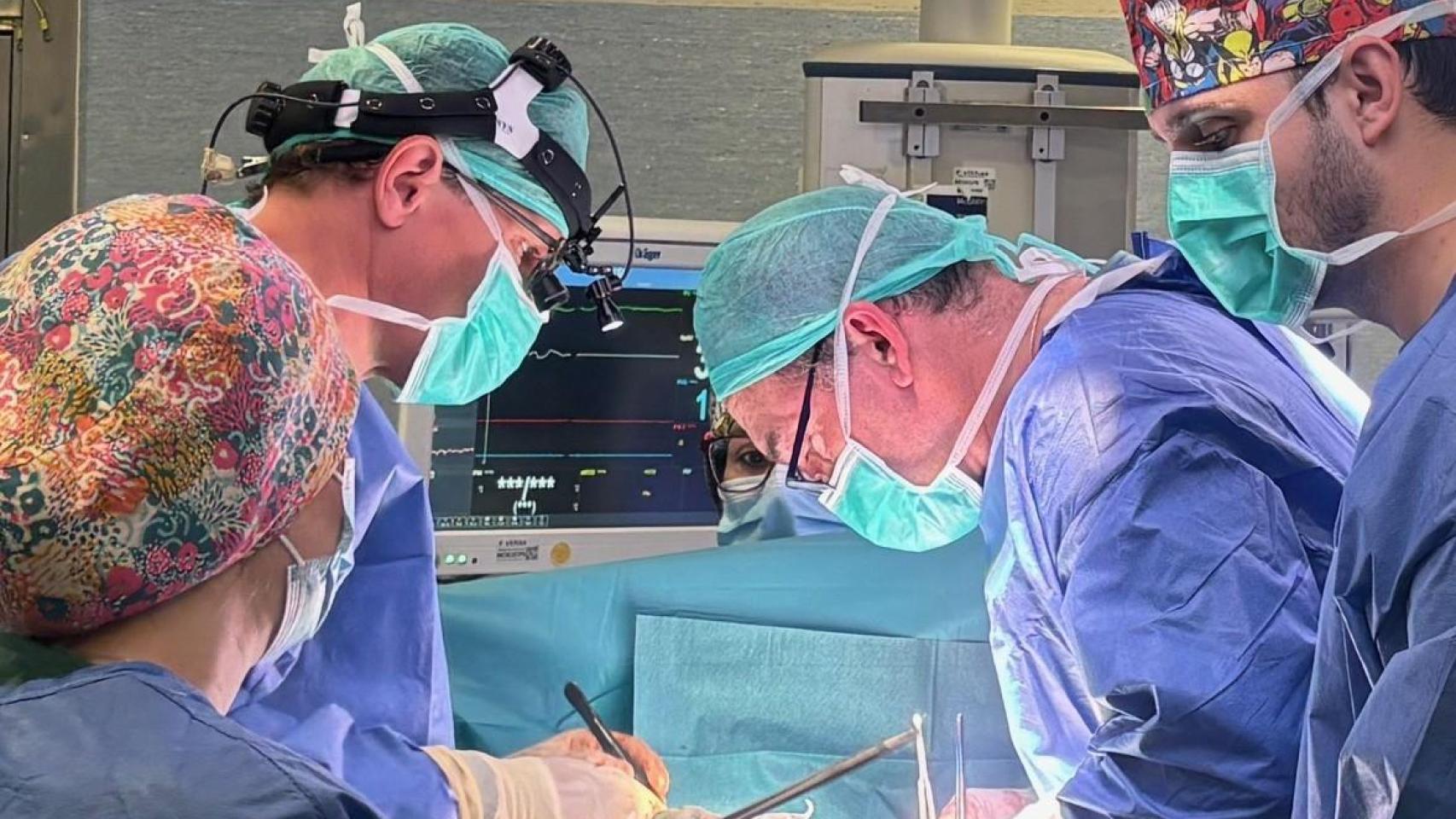 El doctor Pedro Aranda durante una cirugía cardíaca.