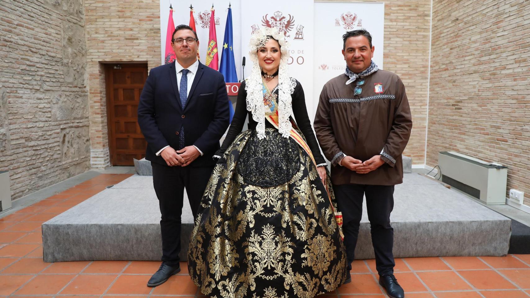 El concejal de Festejos, José Vicente García-Toledano, junto al presidente de la Federación de las Hogueras de San Juan, David Olivares, y la bellea del foc, Adriana Vico.