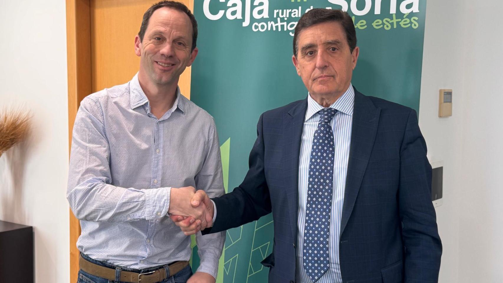 Firma de la renovación del acuerdo entre Caja Rural de Soria y el Club Soria Baloncesto.