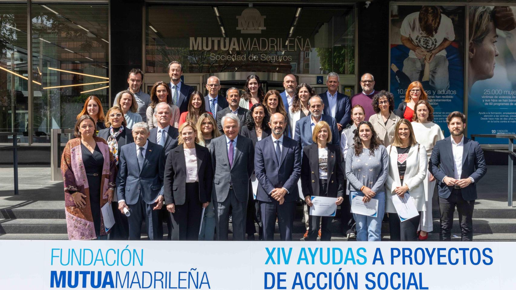 Foto de familia del acto de entrega de los reconocimientos de la XIV Convocatoria Anual de Ayudas a Proyectos de Acción Social.