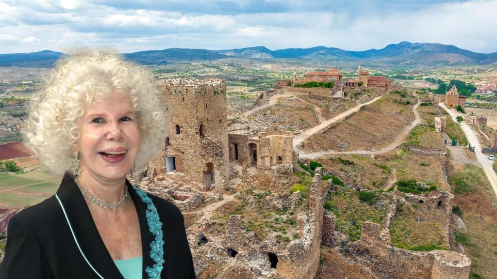 Montaje con la duquesa de Alba y una imagen aérea de Villa Moya extraída de Shutterstock.