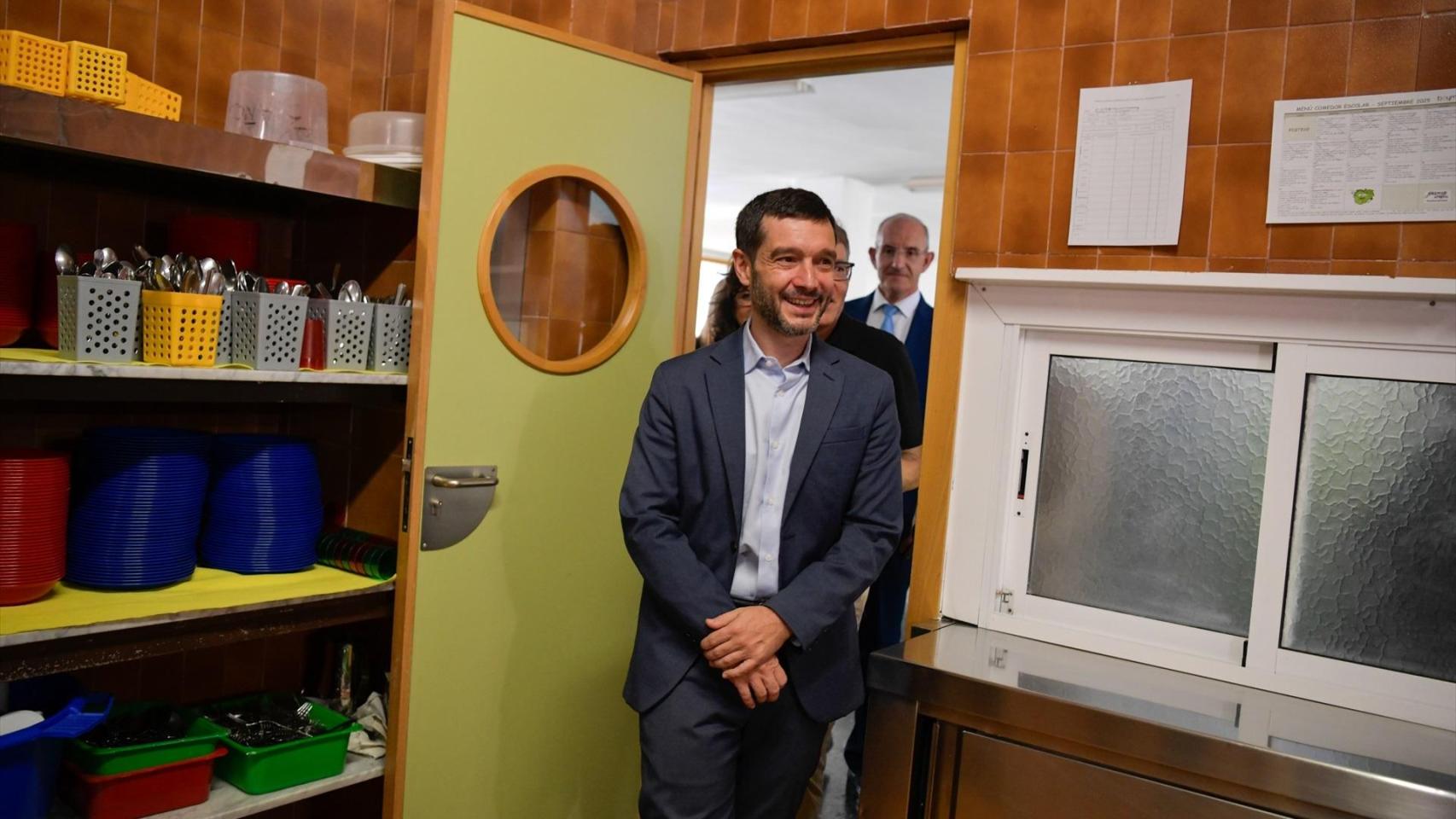 El ministro de Derechos Sociales, Consumo y Agenda 2030, Pablo Bustinduy, visita el CEIP Ana Soto para conocer cómo funciona el comedor escolar.