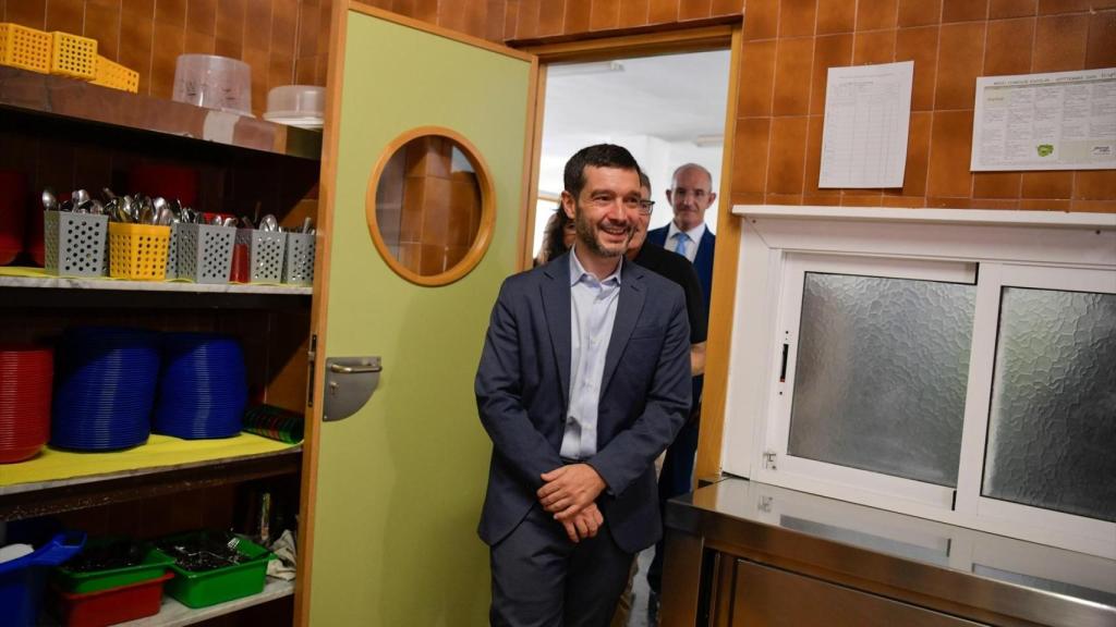 El ministro de Derechos Sociales, Consumo y Agenda 2030, Pablo Bustinduy, visita el CEIP Ana Soto para conocer cómo funciona el comedor escolar.
