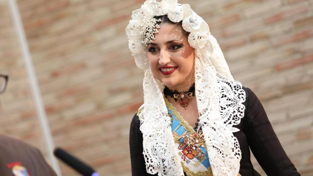 La bellea del foc y máxima representante de la fiesta alicantina, Adriana Vico, con su indumentaria tradicional.