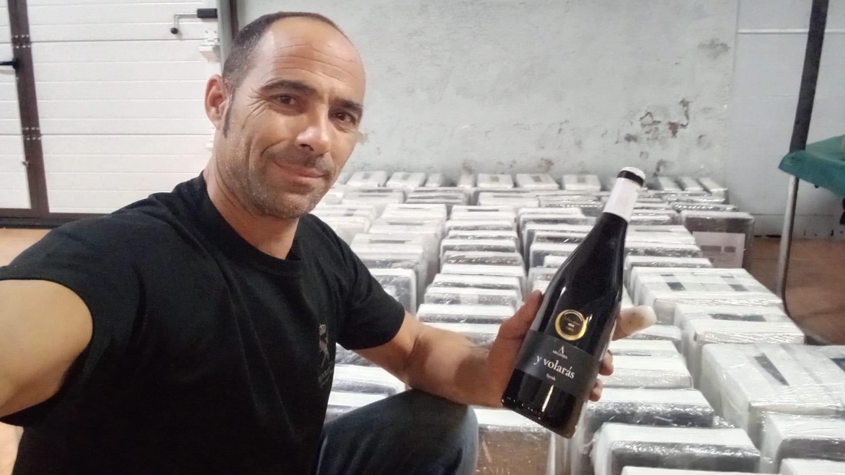Cipri Guillén sujetando una botella de su galardonado vino 'Y volarás'.