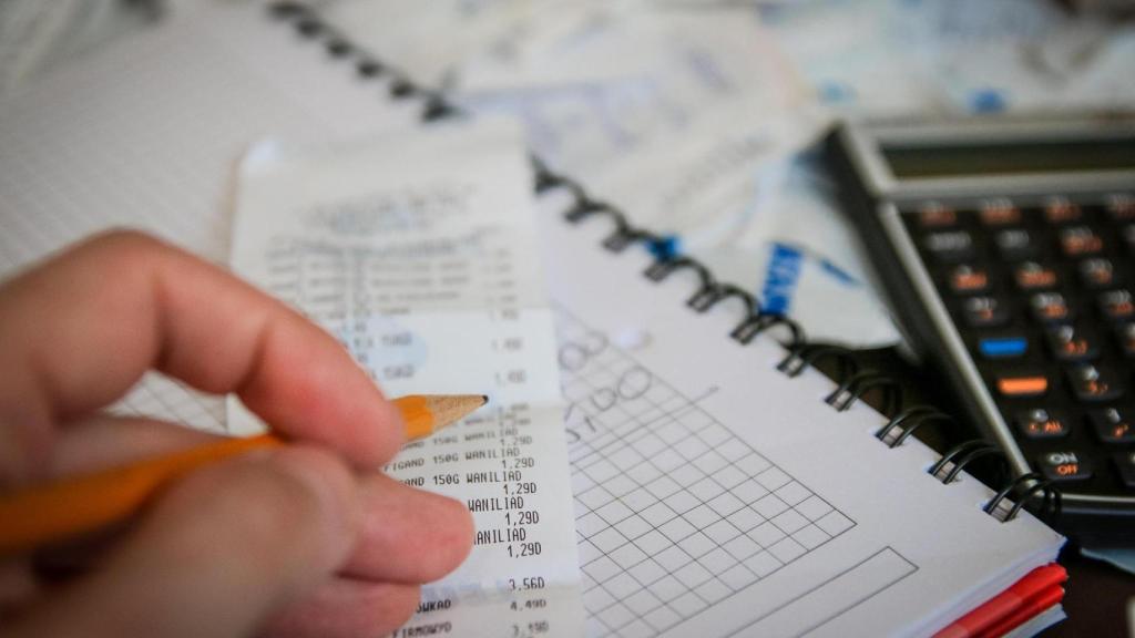 Una persona preparando la declaración de la renta.