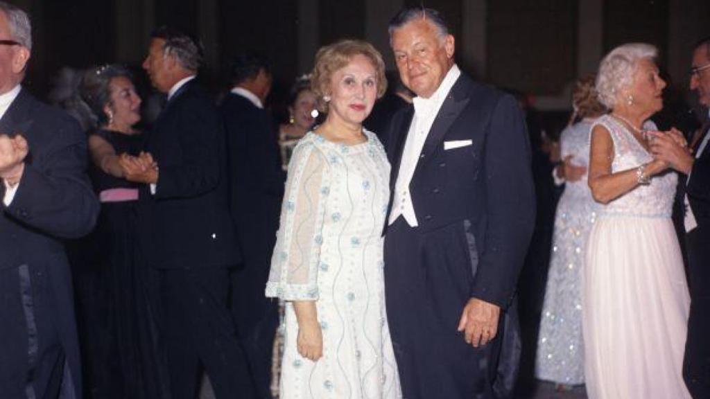 Estee y Joseph H. Lauder en un baile de la Cruz Roja en The Breakers en Palm Beach.