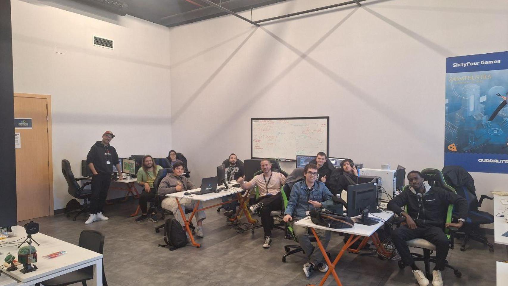 Una foto del equipo de 64 Software Train.