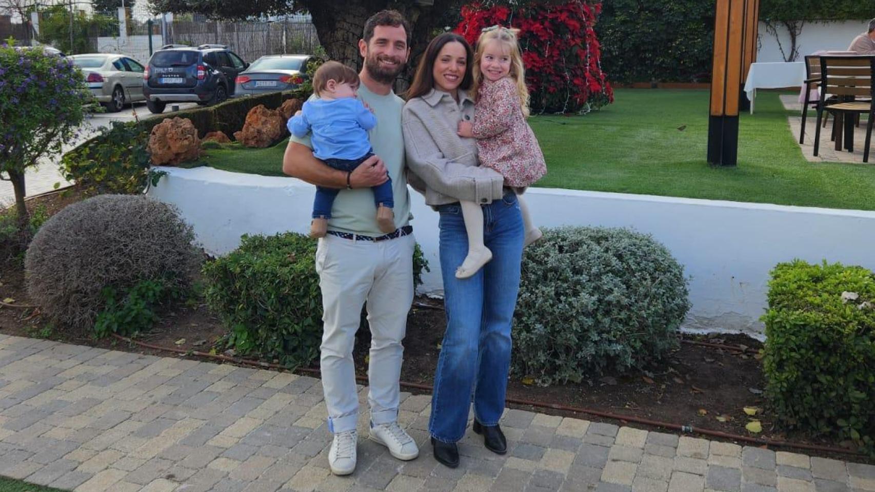 Adriana y Miguel con sus dos hijos.
