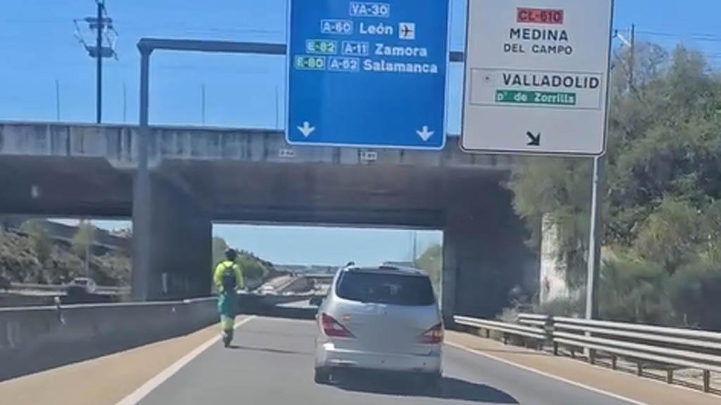 El varón con su patinete por la VA-30.