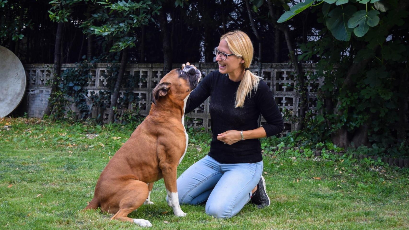 Anika Rytle, educador canina, con su perro.