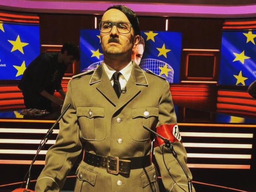 El humorista Jaïr Domínguez, disfrazado de Adolf Hitler para un programa de televisión, en una foto publicada en su perfil de Instagram.