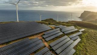 Paneles de energía solar, células fotovoltaicas y plantas de energía eólica.