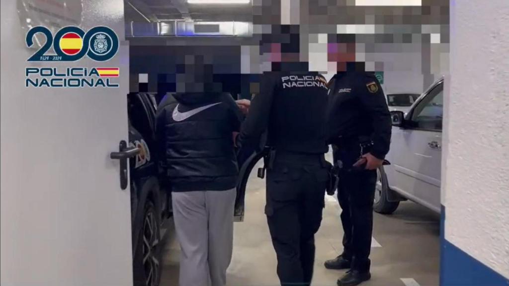 Instante de la detención de los padres del bebé de 10 meses