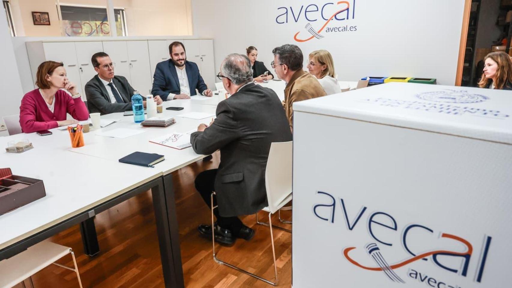 Leire Pajín y Rubén Alfaro se reúnen con AVECAL en Elche.