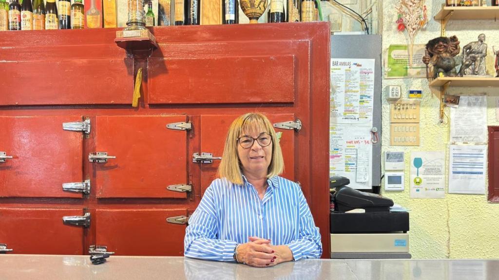 Ana Blasco, detrás de la barra del bar AMblas, en Zaragoza.