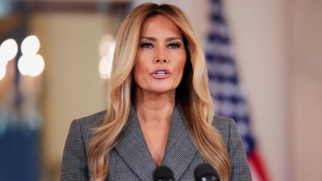 La primera dama de Estados Unidos, Melania Trump, pronunció este jueves un discurso en el vestíbulo principal de la Casa Blanca, en Washington.