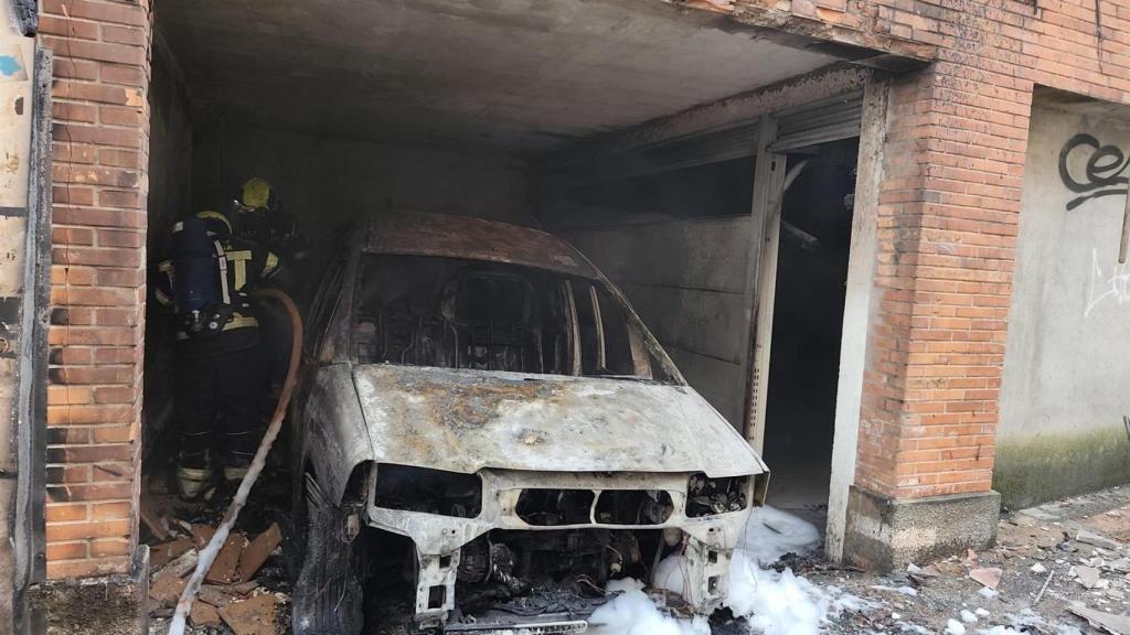 Desalojan dos edificios en Pontevedra tras arder una camioneta en un garaje