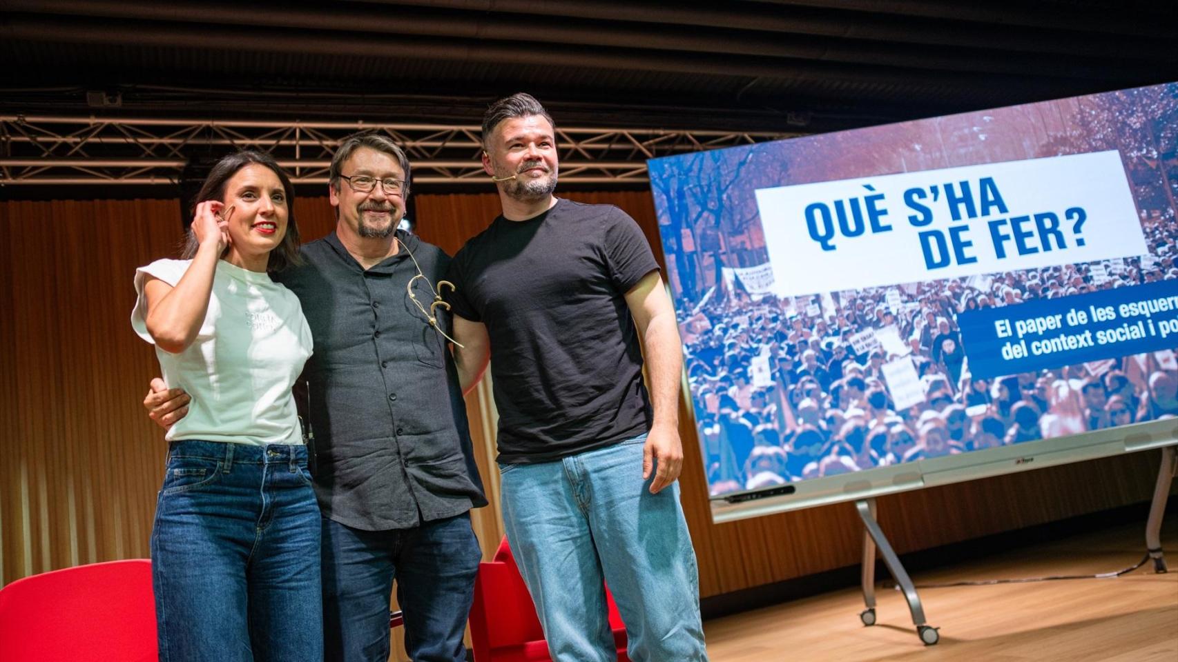 Irene Montero; junto a Xavier Doménech, moderador del acto, y Gabriel Rufián, este jueves en Barcelona.