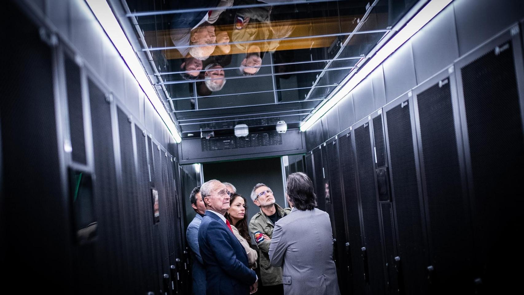 Un momento de la visita de Francisco de la Torre al centro de datos de Templus en Málaga.