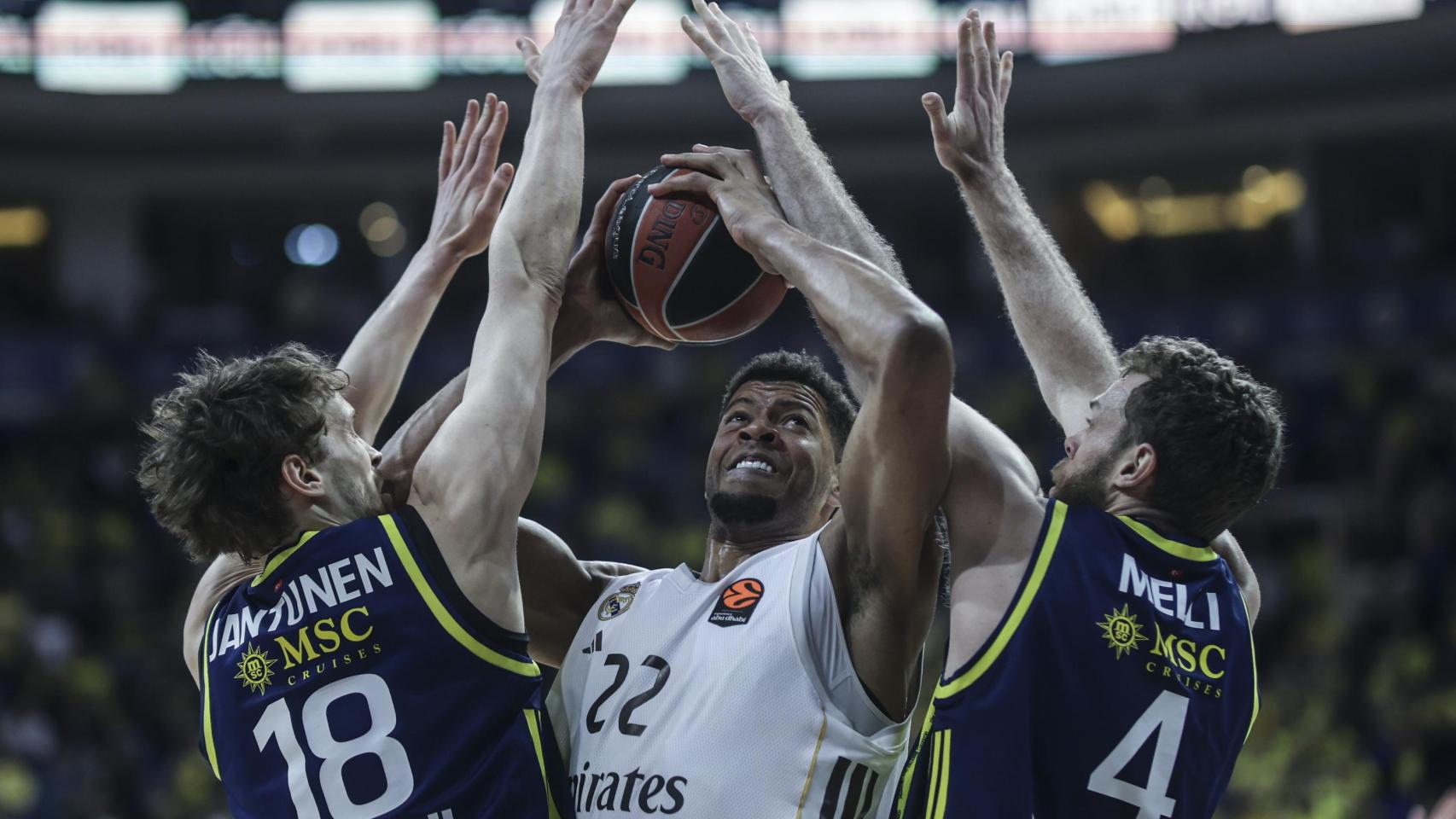 Tavares, presionado por dos jugadores del Fenerbahçe.