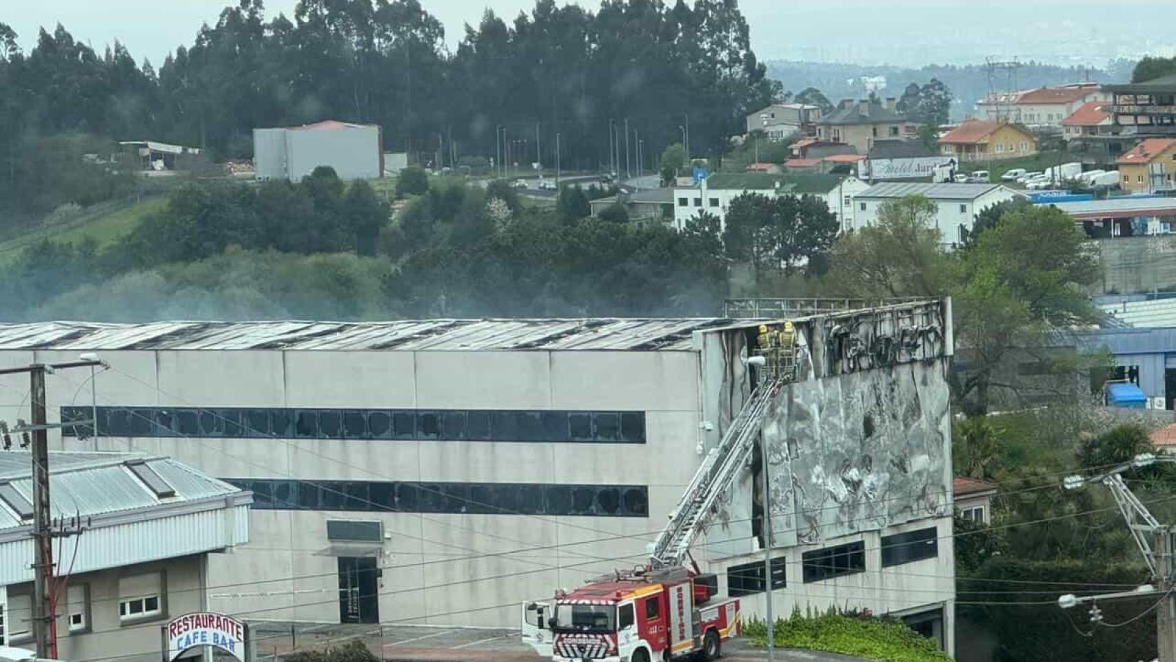 Tareas de extinción en el incendio de la nave.