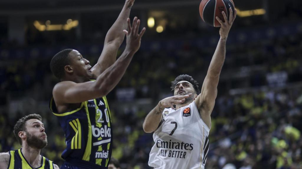 Campazzo entra a canasta durante el partido ante el Fenerbahçe.