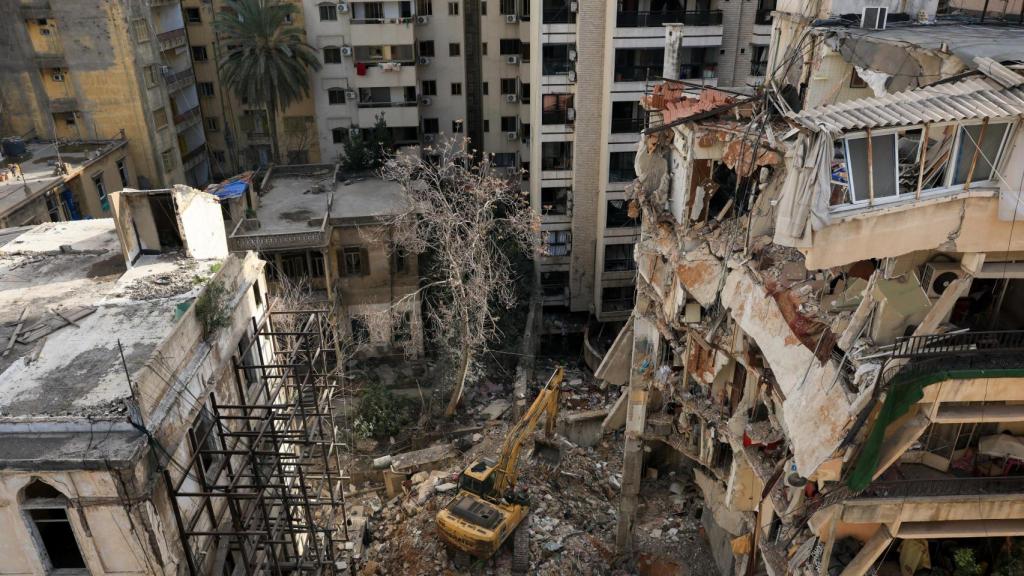 Maquinaria pesada opera en el lugar de un ataque israelí en Ain Al Mraiseh, Beirut.