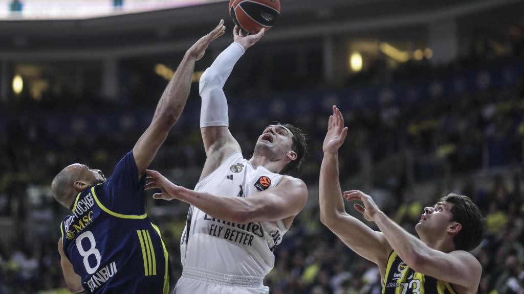 Hezonja lucha con Tarik Biberovic durante el partido.