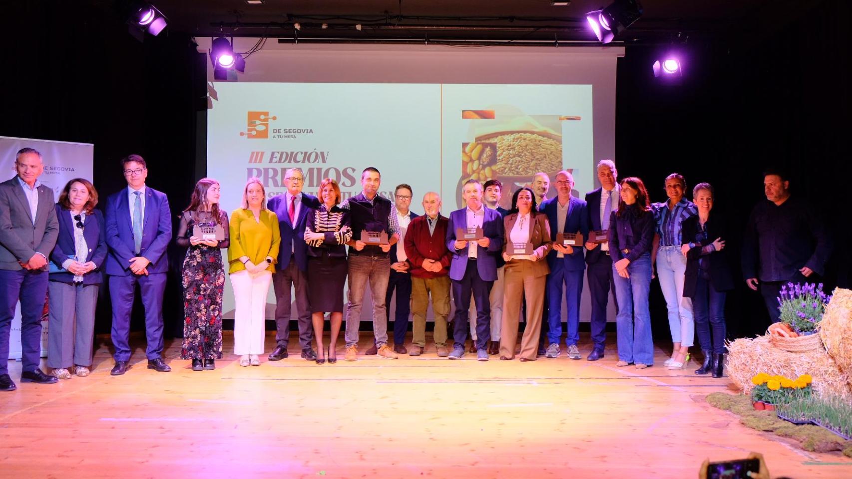 Foto de familia de los premiados.