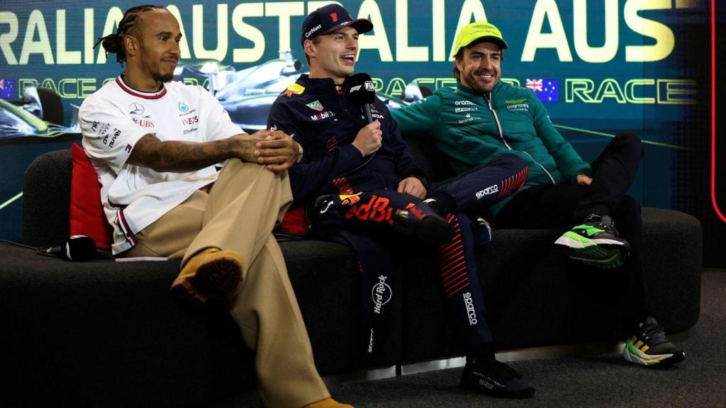 Lewis Hamilton, Max Verstappen y Fernando Alonso, en una rueda de prensa en 2023.