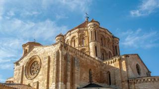 Imagen de la catedral románica de este pueblo situado en la provincia de Zamora.