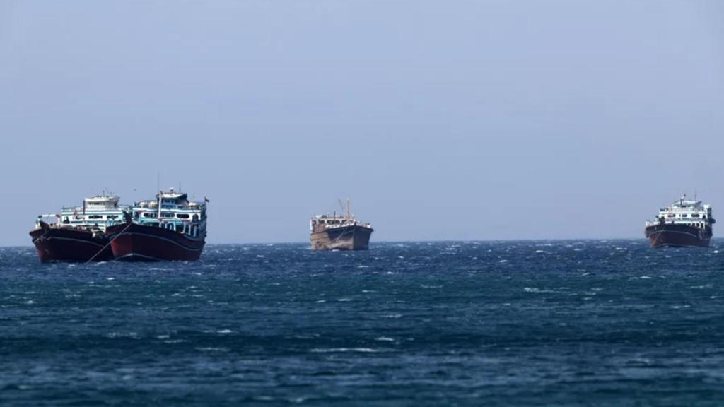 Imagen de archivo de barcos en el estrecho de Ormuz.