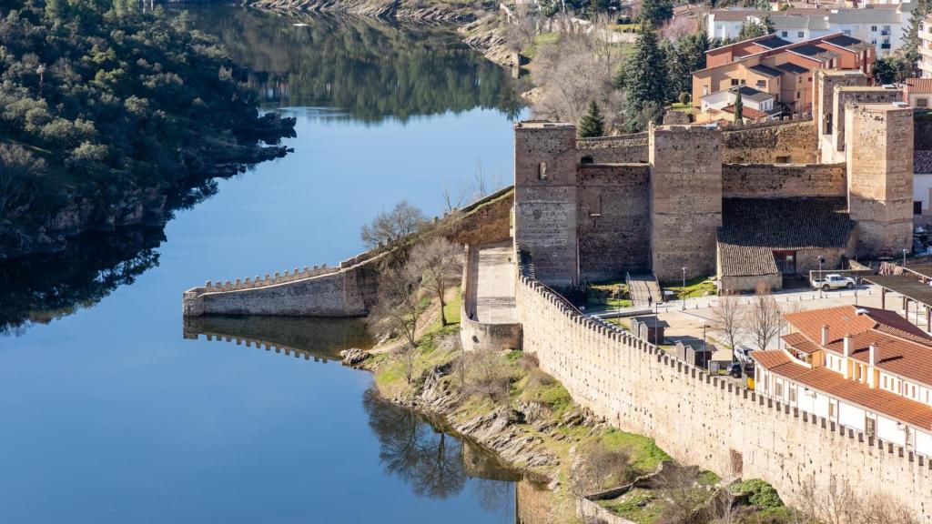 Paisaje con vistas a la ciudad amurallada de Buitrago del Lozoya y al río desde las montañas