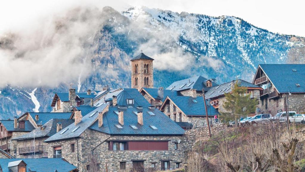 El pueblo de Boi-Taüll, montañas de los Pirineos durante el invierno, con casas de piedra y nubes