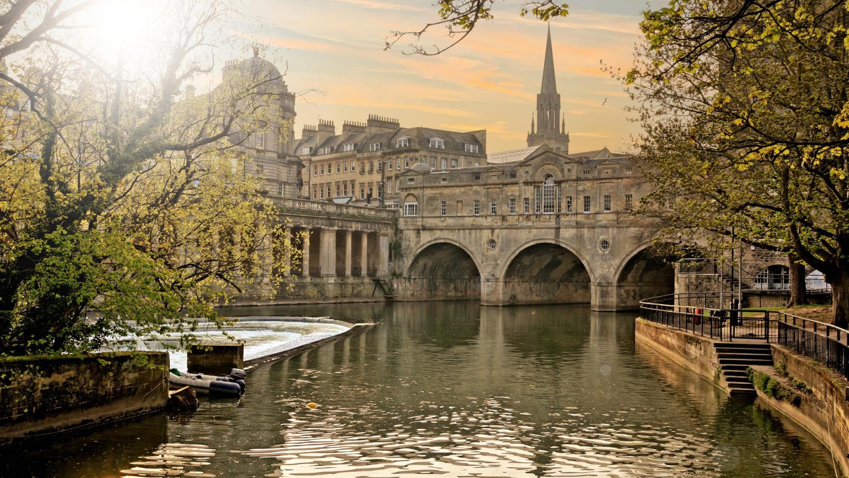 Histórico puente Pulteney en Bath al atardecer