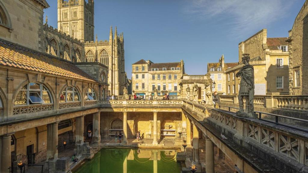 Termas romanas en la ciudad de Bath, Inglaterra, en un bonito día de verano