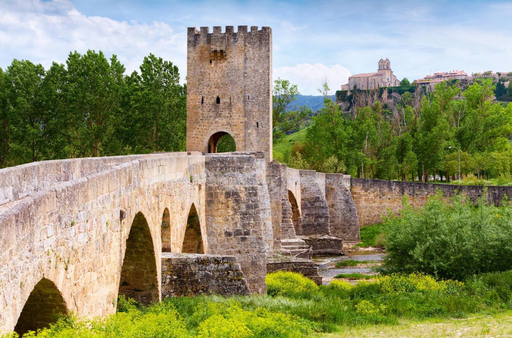 Medieval puente de piedra en Frías.