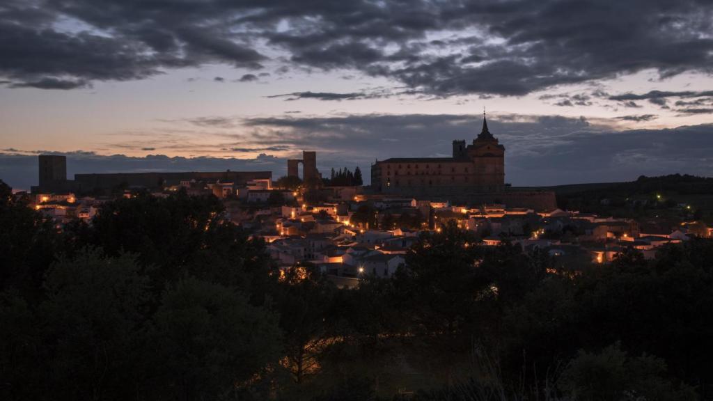 Paisaje nocturno de la localidad de Uclés, con su monasterio en lo alto.