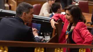 Pedro Sánchez, presidente del Gobierno, junto a su ministra de Defensa, Margarita Robles, en el Congreso.