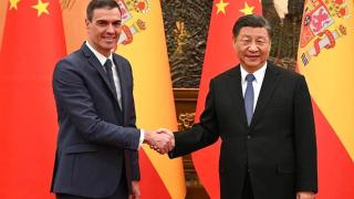 Pedro Sánchez, presidente del Gobierno, saluda a Xi Jinping, presidente de la República Popular China, en su último viaje a Pekín, en abril de 2025.