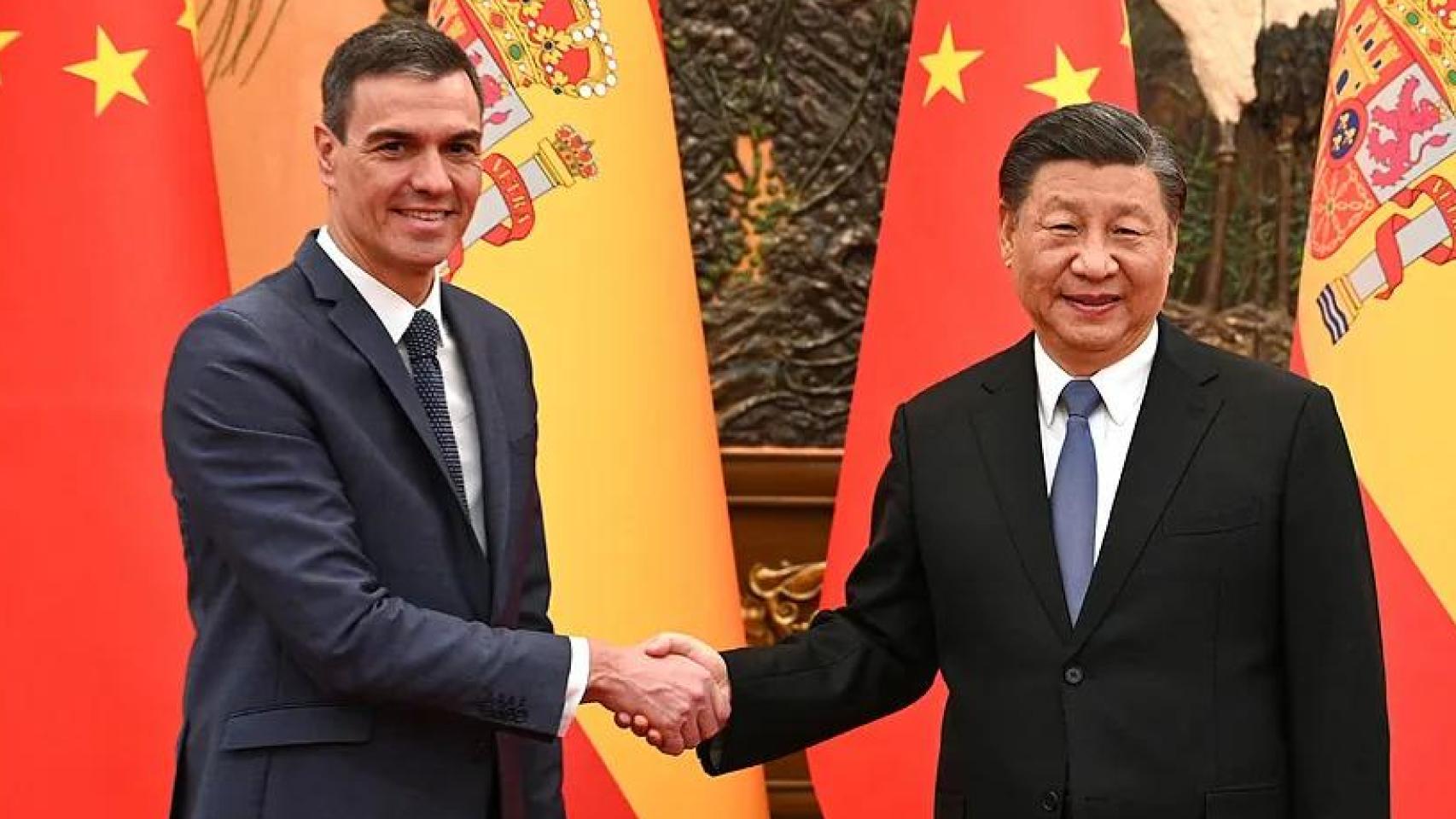 Pedro Sánchez, presidente del Gobierno, saluda a Xi Jinping, presidente de la República Popular China, en su último viaje a Pekín, en abril de 2025.