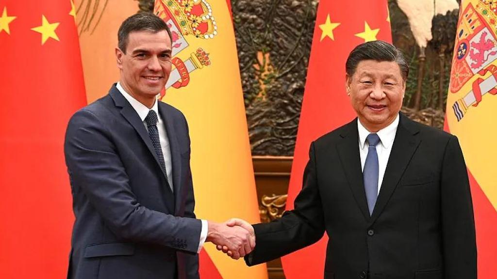 Pedro Sánchez, presidente del Gobierno, saluda a Xi Jinping, presidente de la República Popular China, en su último viaje a Pekín, en abril de 2025.